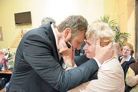 Ήταν δήμαρχος στυλίδας από το 2011. Apostolos Gkletsos Koryfaies Stigmes Binteo Provocateur