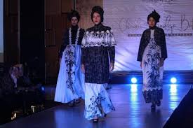 Baju adalah pakaian yang sangat menunjukkan sifat. Desainer Madiun Ulfa Mumtaza Pamerkan Pesona Busana Batik Khas Jatim