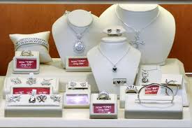 Signet Jewelers Agrees To Buy Zale In 1 4 Billion Deal Jewels Stuff To Buy Kay Jewelers