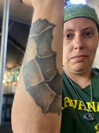 A lil crab buddy I tattooed. Please don't be too mean 🥺😭😆🤣 Disclaimer:  I didn't do that "shamrock"? Lol