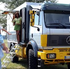 Eine solaranlage und ausreichend batterien machen das wohnmobil oder den camper van unabhängig von externen stromquellen und geben ihnen energie, wenn sie sie brauchen. Mercedes Kommt Mit Allrad Wohnmobil Mit Dem Camper Ins Gelande Welt