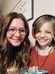 Jen Hunt's Instagram, Twitter & Facebook