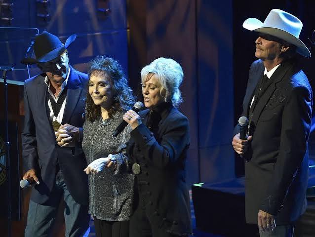 Photos: Loretta Lynn returns after stroke to honor Alan Jackson at Country Music Hall of Fame | Music | syvnews.com