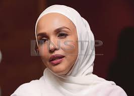 One of her earliest releases was the. Raja Kamarul Bahrin Fail Nusyuz Terhadap Noryn