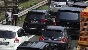 Pelanggan juga sering disebut dengan klien, nasabah atau juga pasien t. Pedagang Asongan Mengais Rezeki Di Tengah Kemacetan