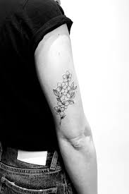 La Peau Dure Tatouage Fleur De Cerisier En 2020 Tatouage Tatouage Fleur De Cerisier Tatouage Floral Minimaliste