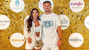 Laporte, una de las estrellas de España en la Eurocopa, pasea su amor con  Sara Botello por Marbella