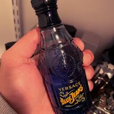 This versace blue jeans men's perfume comes in a convenient 2.5 oz spray that's easy to stash in a gym bag or glove compartment for a quick splash when you're on the go. Versace Blue Jeans Eau De Toilette 75 Ml Reviews 2021