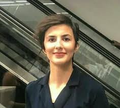 Dolayısıyla bu hedefler çerçevesinde çağımızın gerektirdiği özgün çözümleri, bilgisayar destekli tasarım ve çevresel teknolojilerden faydalanarak üretebilen ve mesleğinde yaratıcı, yenilikçi, biçim ve işlev ilişkisini estetikle birleştiren iç mimarlar yetiştirmeyi amaçlamaktayız. Universite Ogrencileri Uzaktan Egitimi Verimsiz Buluyor Haber Uskudar