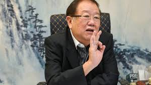 Lelaki bergelar datuk seri berusia 29 tahun yang didakwa memukul tiga anggota jabatan sukarelawan malaysia (rela) ketika mereka bertugas di sebuah tokong di jalan ampang, minggu lalu, direman empat hari bermula hari ini hingga 3 november. Loan Sharks Charging Up To 300 Percent Interest Michael Chong