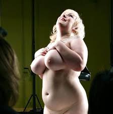 Pin-up ronde blonde à la peau laiteuse