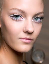 Comment se maquiller les yeux bleus? Maquillage Des Yeux Bleus Fonces Comment Maquiller Des Yeux Bleus Elle