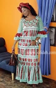 Suite à plusieurs demandes de toutes celles qui suivent mon blog et ma page facebook je suis heureuse de partager avec vous ces magnifiques modèles en pagne que j'ai dénichés sur pinterest comme d'habitude ? Tenue Africaine En Bazin Et Dentelles Vip Traditional African Clothing African Clothing Latest African Fashion Dresses