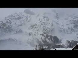 Als lawinen werden massen von schnee, eis oder schlamm bezeichnet, die sich von berghängen ablösen und zu tal gleiten oder stürzen. Lawine In Leukerbad Youtube