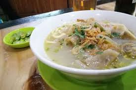 Walking distance dari menu memang banyak macamnya. 5 Mie Kocok Legendaris Di Bandung Halaman All Kompas Com