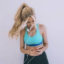 Feb 20, 2020 · first, depending on the type of pony vibe you're going for, you're going to need either a gel (like garnier fructis style pure clean styling gel), a wax (like ouai matte pomade) or a medium hold. How To Do A High Ponytail In Two Easy Steps Well Good