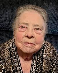 Lea Simmons's Instagram, Twitter & Facebook