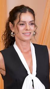 Direttamente dalla serie #LaForzaDiUnaDonna, oggi a #Verissimo la  protagonista… Özge Özpirinççi ✨