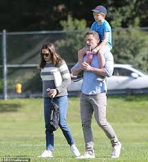 November 16, 2020 | by bettina dizon. Jennifer Garner And Ben Affleck Make Co Parenting Look Easy During Family Day At The Park Daily Mail Online