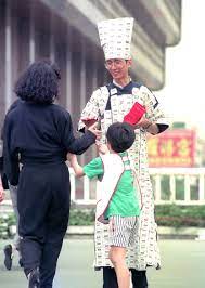 祁家威 （1958年8月2日 － ）， 臺灣 臺北人，同志平權運動者、 臺灣同性婚姻釋憲案 的聲請人，被稱是「台灣首位公開出櫃的男同志」 。 ç¥å®¶å¨ å½©è¹ææ¯ä»çå¦ä¸å±¤ç®è æ°æ´»æ°´