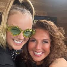 Alana Valente's Instagram, Twitter & Facebook