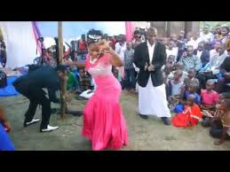 Bibi harusi akishikilia maua nchini sudan. Haya Send Off Tradition Ona Bibi Harusi Mtarajiwa Alivyoduwaza Watu Ukumbini Youtube