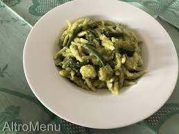 1º a mano, staccare un pezzetto piccolo di pasta formare un serpentello sottile tra le due mani o arrotolandolo sul piano. Altromenu Italy Trofie Alla Ligure