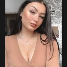 Courtney Durrant's Instagram, Twitter & Facebook