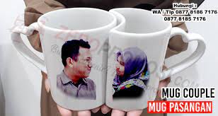 Sebuah gelas unik yang dapat berubah warna ketika sedang diisi dengan air panas, menemani aktivitas ngopi anda terasa lebih nikmat. Jual Mug Couple Mug Pasangan Murah Barang Promosi Mug Promosi Payung Promosi Pulpen Promosi Jam Promosi Topi Promosi Tali Nametag