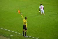 Salah satu tugas hakim garis dalam permainan sepak bola adalah. Perwasitan Dalam Sepak Bola Lengkap Serba Makalah