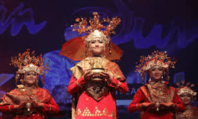 Masyarakat saat ini lebih cenderung mengikuti arus modernisasi mereka justru lebih cenderung menyukai budaya barat dan melupakan yang tradisional asli indonesia , salah satunya tari lenggasor yang berasal dari purbalingga yang mulai dilupakan, karena… 6 Tarian Adat Bengkulu Nama Gambar Dan Penjelasannya