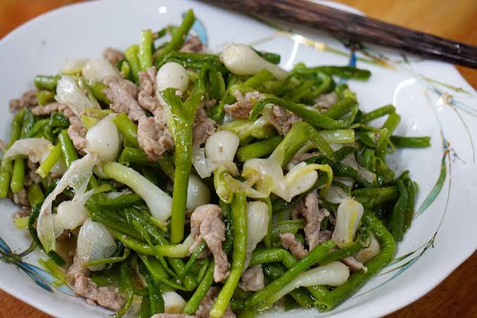 Gỏi tỏi Lý Sơn – Món ngon đặc trưng ở “vương quốc tỏi” - iVIVU.com