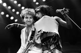 Efsane grup queen'in efsane solisti freddie mercury muhteşem sesi ve çılgın sahne performanslarıyla bilinir. I Want To Break Free De Queen El Polemico Video Que Se Convirtio En Un Himno Por La Libertad Los40 Classic Los40