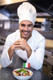 Réveillez vos sens avec une cuisine pleine de soleil et de vie ! Le Chef Beau Presenter Repas Avec Le Drapeau Italien Dans Une Cuisine Commerciale Banque D Images Et Photos Libres De Droits Image 54556125