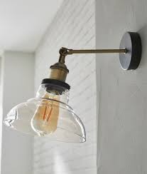 Un Spot En Verre Et Metal Pose Sur Un Mur A L Effet Brique Pour Un Resultat Aussi Tendance Que Vintage Castor Luminaire Eclairage Maison Art Deco
