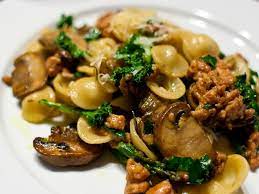 La pasta sfoglia, infatti, si presta alla preparazione di qualcosa di veloce ma sempre buonissimo!. Orecchiette Con Salsiccia Sbriciolata Rape E Champignon