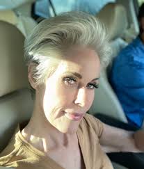 What is the story behind the abandoned vehicle in Kaycee, Wyoming?