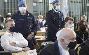 In seguito, brugiatelli, accompagnato da cerciello e varriale, ricontatta i due americani per fissare un incontro e riavere lo zaino. J6wyleongefwum