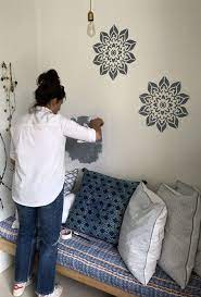 Kesirli süslemeler biçimindeki desenler, duvarın tamamının yüzeyine veya bir sınır biçiminde yerleştirilir. 20 Duvar Boyama Sablonlari Mimuu Com