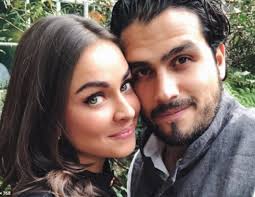 También ha estado detrás de proyectos como héroes del norte 2 y claudia martín y andrés tovar se casaron en noviembre de 2019 en una gran y elegante boda que se celebró en oaxaca. Ba40qegs4o2zsm