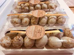 Le temps du chocolat, un laboratoire boutique de soixante mètres carré dédié au chocolat, avec confiseries, macarons et glaces maison, vous accueille au 28 rue jean jaurès à narbonne depuis fin 2009. Les Halles De Narbonne