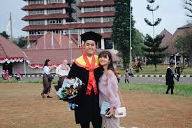 Qonita sebagai salah satu grosir baju ihram anak bandung, menyediakan perlengkapan manasik anak yang terdiri dari gamis, setelan, sarung ihram instan, kain ihram dan kantong lempar jumroh. 10 Style Menawan Ala Seleb Untuk Dampingi Pasangan Wisuda