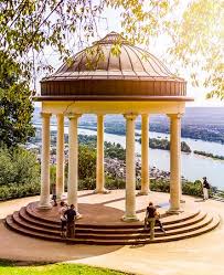 Sie fahren mit der rüdesheimer. Rudesheim Am Niederwalddenkmal Es Lohnt Sich Mit Der Seilbahn Dort Rauf Zu Fahren Geniesst Den Ausblick Auf Den Rhein Und Rudesheim Einfach Top Fotografia De Ruedesheim Am Rhein Hesse Tripadvisor