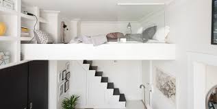 Pomyslowa Antresola Nad Salonem Z Bialo Czarnymi Schodami I Szklana Scianka Parawanem Lovingit Pl Amenagement Studio 20m2 Amenagement Studio Chambre De Bonne