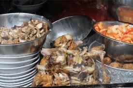 Kamu juga bisa memesan lauk tambahan jika ingin lebih kenyang, seperti sate hingga aneka gorengan. 8 Tempat Sarapan Terkenal Di Medan Dari Soto Sampai Bihun Bebek Halaman All Kompas Com