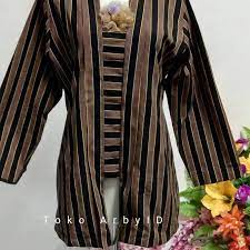 Jilbabnur.blogspot.com memberikan info gambar dan foto model jilbab, baju juga trend fashion yang cantik dan unik, dan kali ini menyajikan informasi fashion terbaru dan keren pilihan terbaik yang bisa. Model Baju Jadul Lurik Wnita 13 Model Baju Lurik Wanita Modern Kombinasi Terbaik 2020