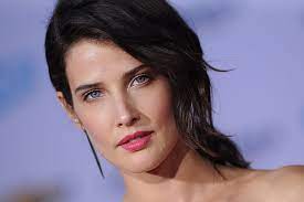 She still looks outstanding with the naturally gorgeous combo of dark hair and pale blue eyes. Hd Wallpaper Actresses Cobie Smulders Black Hair Blue Eyes Canadian Wallpaper Flare