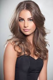 Haare Aufhellen Ein Langes Haar Schwarzes Kleid Eine Nette Junge Dame Haarfarben Dunkelblonde Haare Dunkelblond