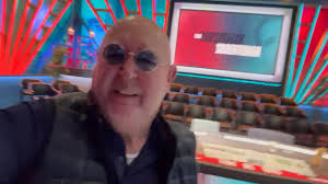 Jut en Jul op Volendam. Na Kinderdijk was ik weer de sigaar. Als een  toerist door Nederland. #jutenjul #volendam