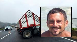 Le tre persone decedute non si sono fermate ad un posto di blocco ed hanno ingaggiato un inseguimento con la polizia. Incidente Roma Napoli Autostrada Oggi